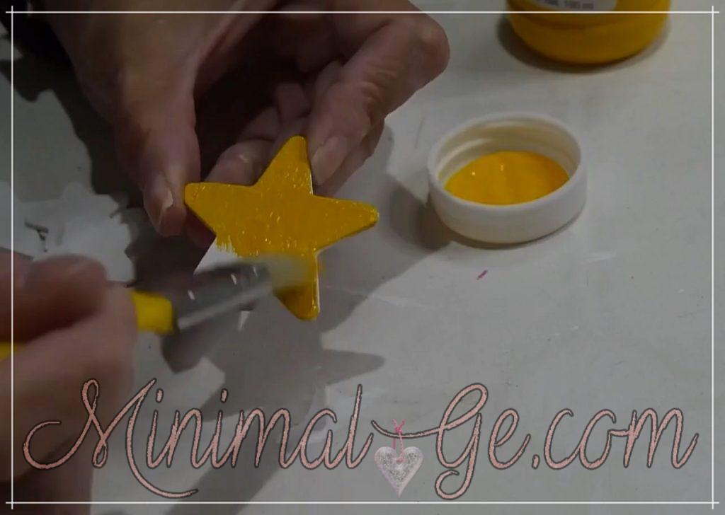 Estrellitas de madera pintadas de amarillo